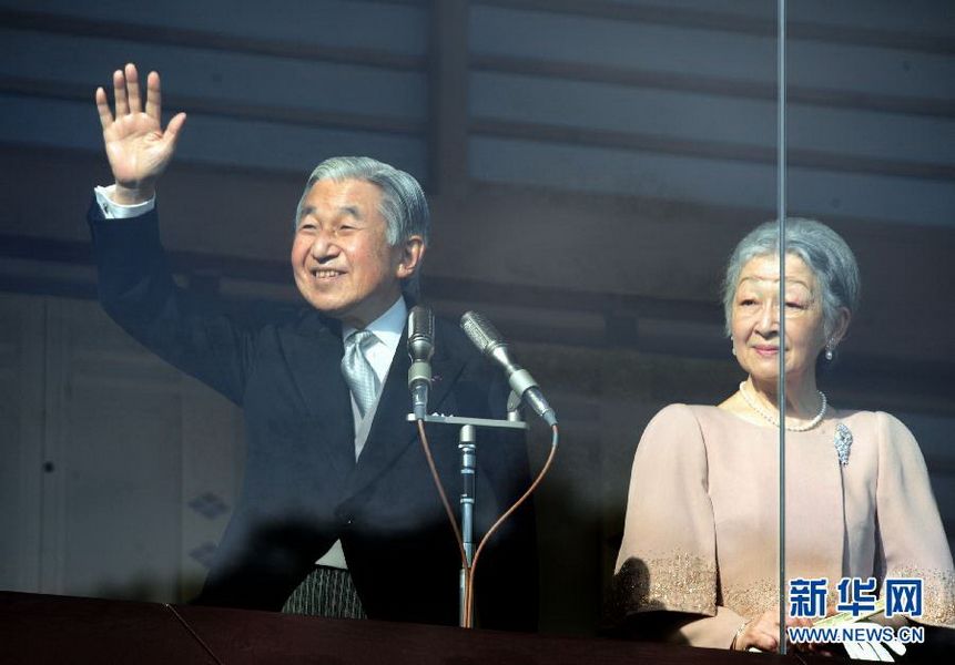 當(dāng)?shù)貢r(shí)間12月23日，在位于日本東京的皇宮，日本明仁天皇向民眾致意。