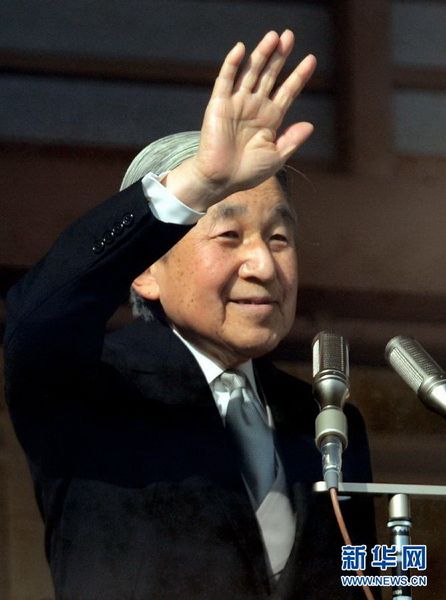 當(dāng)?shù)貢r(shí)間12月23日，在位于日本東京的皇宮，日本明仁天皇向民眾致意。