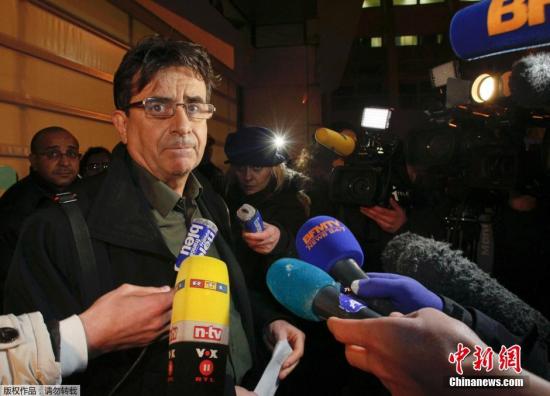 圖為醫(yī)院發(fā)言人接受采訪。