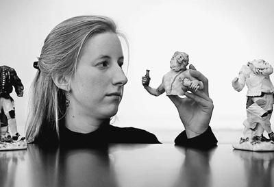 在英國倫敦，拍賣行員工展示邁森瓷器。