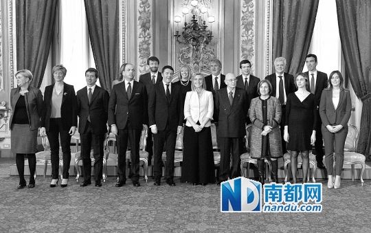 2月22日，在意大利羅馬總統(tǒng)府，新任總理馬泰奧·倫齊(前左五)與總統(tǒng)納波利塔諾(前右四)及新內(nèi)閣成員