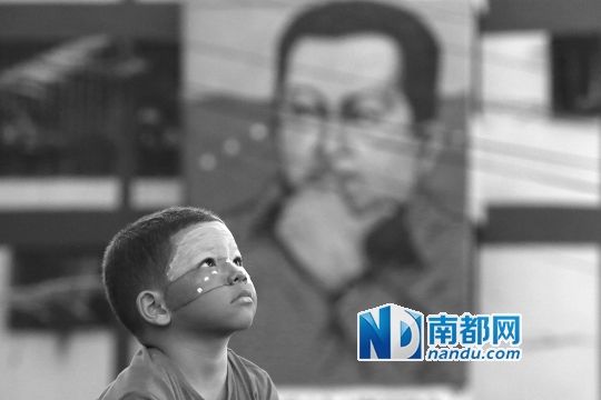 3月5日，一名委內(nèi)瑞拉兒童仰望天空，他身后是查韋斯的陵墓。
