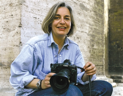 4日，安雅·尼德林豪斯在報道阿富汗大選期間被槍殺。