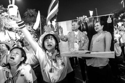 5日，泰國(guó)巴蜀府海濱度假勝地華欣，數(shù)萬(wàn)民眾身穿國(guó)王的代表色“黃色”T恤，自發(fā)上街，口喊“國(guó)王萬(wàn)歲”的口號(hào)。