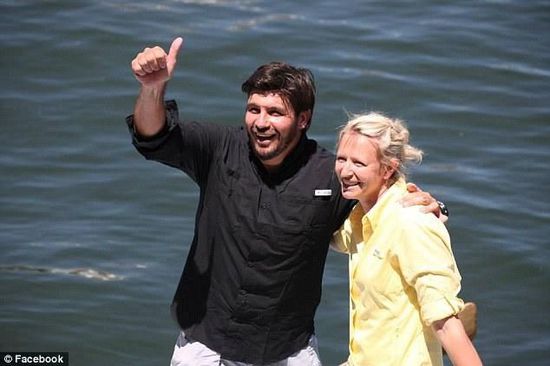 抵達(dá)邁阿密時，曼瑟驕傲地豎起了大拇指。