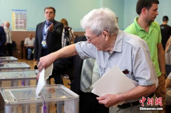 　5月25日，一名烏克蘭選民把填好的選票投入選票箱。