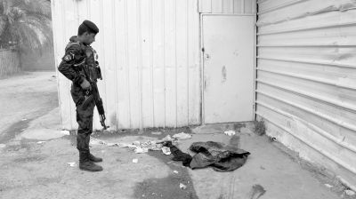 7月13日，伊拉克巴格達(dá)，警察在發(fā)生槍殺案的現(xiàn)場(chǎng)勘察。