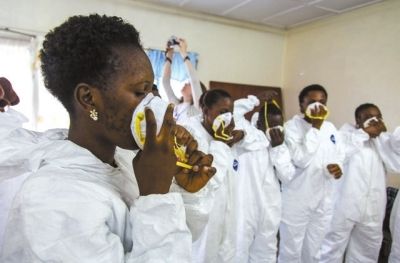 9月18日，塞拉利昂護士接受使用埃博拉防護裝備培訓(xùn)。新華社發(fā)