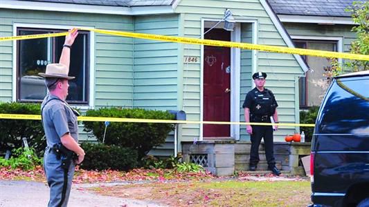 8日，紐約州當(dāng)?shù)鼐旆怄i案發(fā)現(xiàn)場。