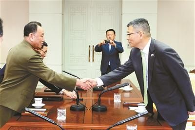 10月15日，韓國國防部國防政策室室長柳濟升和朝鮮人民武裝力量部偵查總局局長金英哲分別率團出席板門店