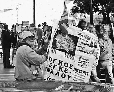 自債務(wù)危機(jī)爆發(fā)以來(lái)，希臘承諾實(shí)施以減薪、增稅、裁員和私有化為主要內(nèi)容的緊縮和改革政策。一系列的緊縮措施使民眾生活受到嚴(yán)重影響，約1/4的家庭陷入貧困。圖為今年1月希臘大選期間，在雅典市中心國(guó)會(huì)大廈前廣場(chǎng)乞討的老人。