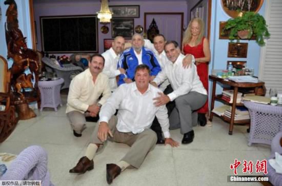 當(dāng)?shù)貢r(shí)間2015年2月28日，古巴哈瓦那，古巴前領(lǐng)導(dǎo)人菲德?tīng)枴たㄋ固亓_接見(jiàn)被美國(guó)釋放的5名間諜合影。