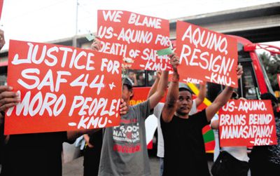 2月3日，菲律賓馬尼拉，民眾舉行示威游行悼念遇難的44名特警，并要求總統(tǒng)阿基諾下臺(tái)，對此次反恐行動(dòng)失敗負(fù)責(zé)。