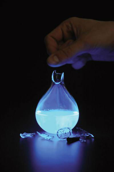 荷蘭藝術(shù)家發(fā)明人血燃料燈，一滴血照亮整間房。圖片來源：新加坡《聯(lián)合早報》網(wǎng)站