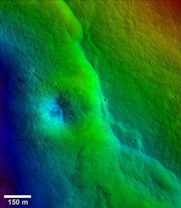 不只月球引力影響地球，科學(xué)家借由月球表面數(shù)千的裂縫推斷，地球引力似乎正對月球表面造成嚴(yán)重影響