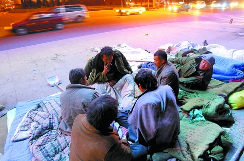 寒風(fēng)里，他們以打牌來(lái)打發(fā)枯燥的生活。