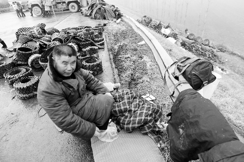 　出事司機的鞋找不到了，只好用塑料袋套著腳取暖