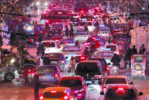昨晚11點，二七廣場仍較擁堵。圖為東太康路在擁堵中。