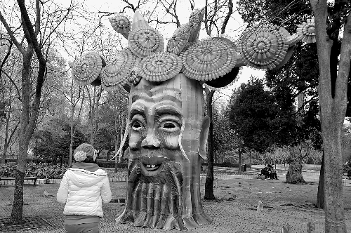 2月5日，游人在鄭州市人民公園內(nèi)欣賞一個(gè)由廢舊塑料瓶做裝飾的造型花燈。記者 王 錚 攝