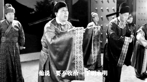 微電影中，“權(quán)貴人士”對(duì)“胡永明”多加陷害 視頻截圖