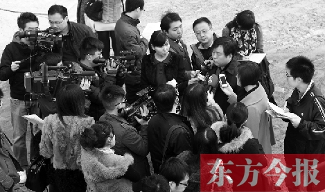 經(jīng)適房“下課”，公租房的申請、租金等備受關(guān)注，圖為鄭州市房管局規(guī)劃和住房保障處處長馮榮智被媒體記者“