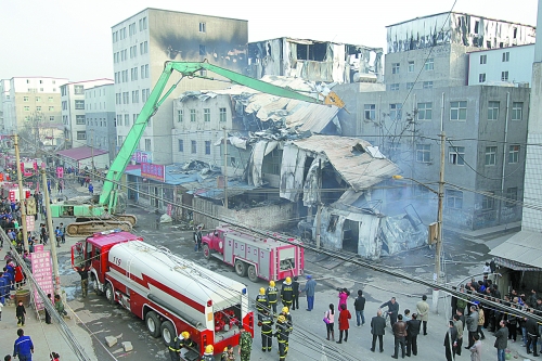 風助火勢，6座相鄰的居民樓加建的板房樓陸續(xù)被大火引燃。