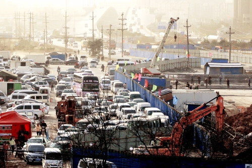 昨日上午，京廣路與南三環(huán)交叉口附近堵成了一鍋粥