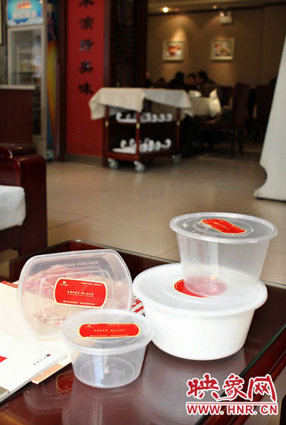 阿五美食英協(xié)路店為顧客提供的各種大小的打包餐盒。