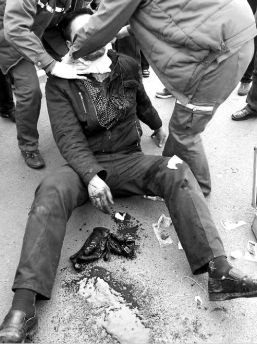 醫(yī)護(hù)人員在對傷者實施緊急搶救（網(wǎng)友供圖）