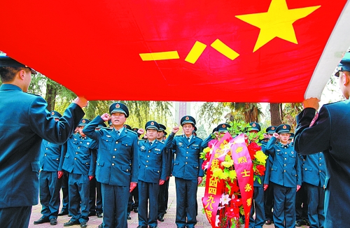 　　“我宣誓:保衛(wèi)祖國藍(lán)天不受侵犯!”4月3日,濟(jì)空某部的官兵來到內(nèi)鄉(xiāng)縣烈士陵園掃墓,通過敬獻(xiàn)花籃、