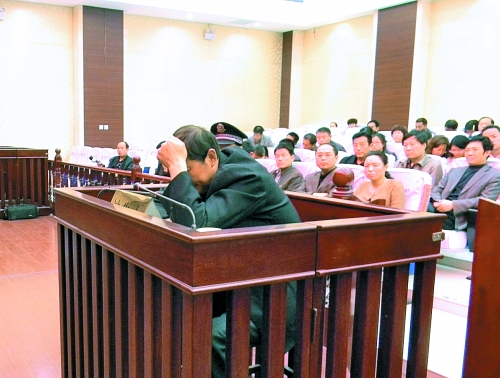 庭審中，楊某一直沒(méi)有抬頭。