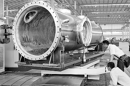 ▲5月6日，河南飛宇實(shí)業(yè)有限公司的技術(shù)人員正在調(diào)試設(shè)備，準(zhǔn)備試生產(chǎn)。