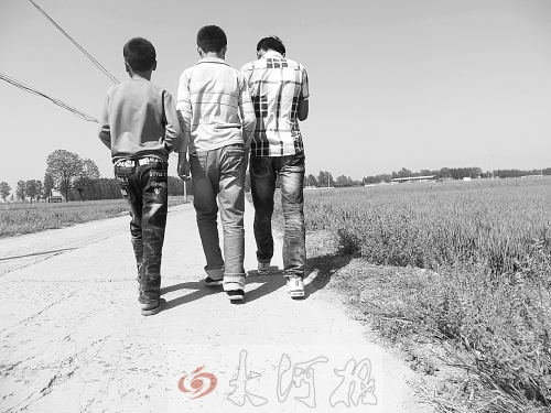 親眼目睹小伙伴在自己面前慘遭橫禍,三個(gè)孩子變得異常沉默。