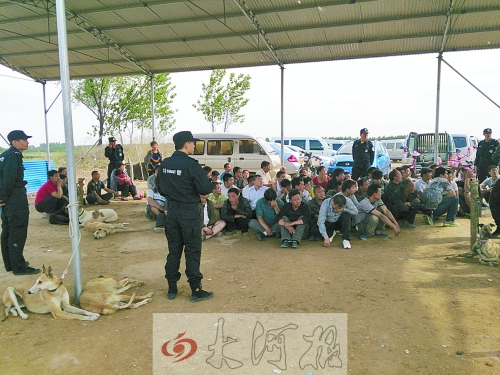 民警突襲賭場，64名涉案人員全部落網(wǎng)。