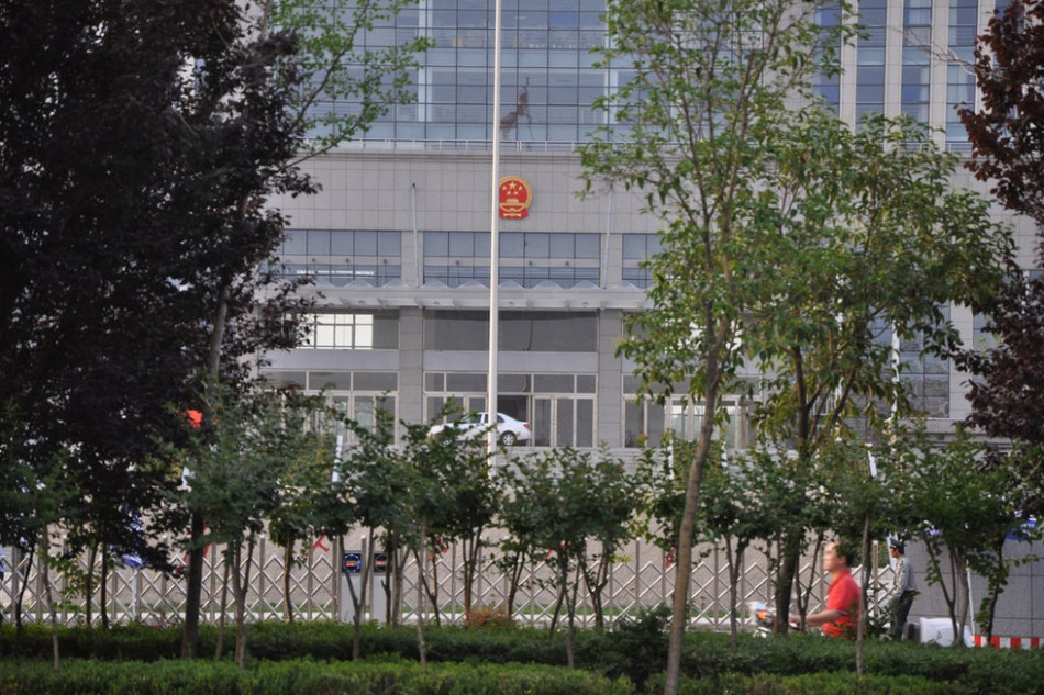 　　圖為魏都區(qū)政府門前的國徽和隱約的“為人民服務(wù)”字樣。來源：光明網(wǎng)