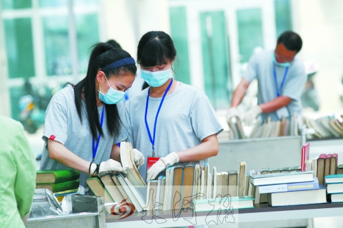 工作人員正在忙著整理書籍,逐一登記、歸類。