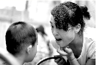 　張麗梅的發(fā)音吐字并不清晰。但她每次教兒子練習(xí)，都力求做到“聲情并茂”。