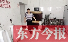 男廁中擺放的電視機、柜子、自行車等物品