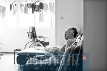 金老先生因偏癱生活不能自理，鄰居說，平時(shí)經(jīng)常看到護(hù)工和老人的弟弟前來照顧 實(shí)習(xí)生 唐韜/攝