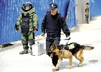 排爆專家、警犬在現(xiàn)場(chǎng)待命。