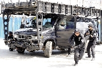 特警的突擊車到達(dá)現(xiàn)場(chǎng)。