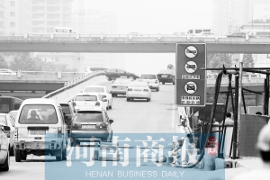 紫荊山立交橋上橋口，已經(jīng)有非綠標(biāo)車禁止通行的標(biāo)志 王春勝/攝