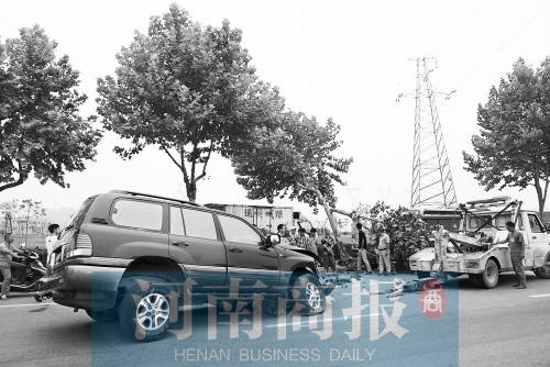 鄭州文化路百萬(wàn)豪車“騎”上樹 一下撞飛幾十萬(wàn) 河南商報(bào)記者 邱曉峰/攝