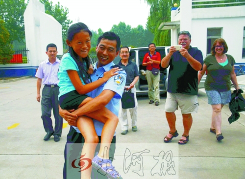 黨心松一行人剛下車，楊衛(wèi)軍就一把抱起了她，流露出幸福的笑容，不遠(yuǎn)處史蒂夫拍照銘記這一刻。