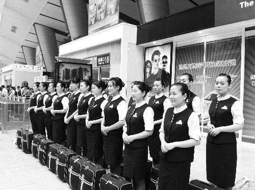 本想著上了學(xué)能安排到高鐵或地鐵單位當(dāng)乘務(wù)員，結(jié)果只是去做安保服務(wù)，許多學(xué)生稱上當(dāng)了