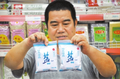 在漯河一家超市，市民選購的“高價鹽” 記者仵樹大攝