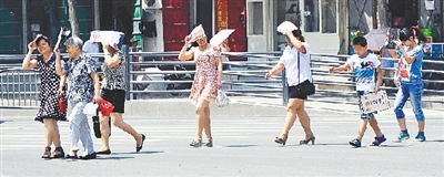  街頭，遮擋陽光是一門“技術(shù)活”。