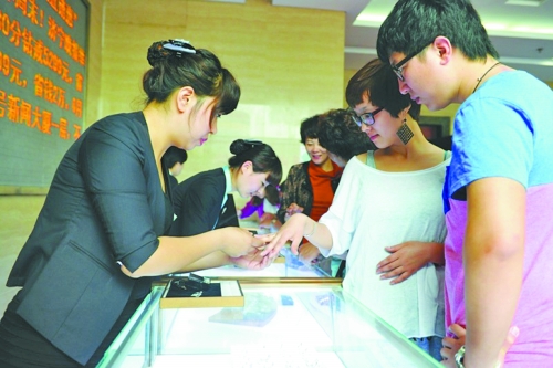 在北上廣等一線城市，鉆戒價(jià)格與國際接軌，價(jià)格不高，引發(fā)市民搶購潮。