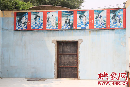 在鄭州市動物園內(nèi)的海獅館內(nèi)，隨處可見游客與動物合影的宣傳畫。