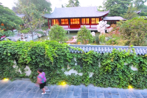 夢溪園燈火通明，游客卻只能在外面散步。